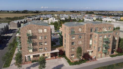 Äldre par håller om varandra vid en strand