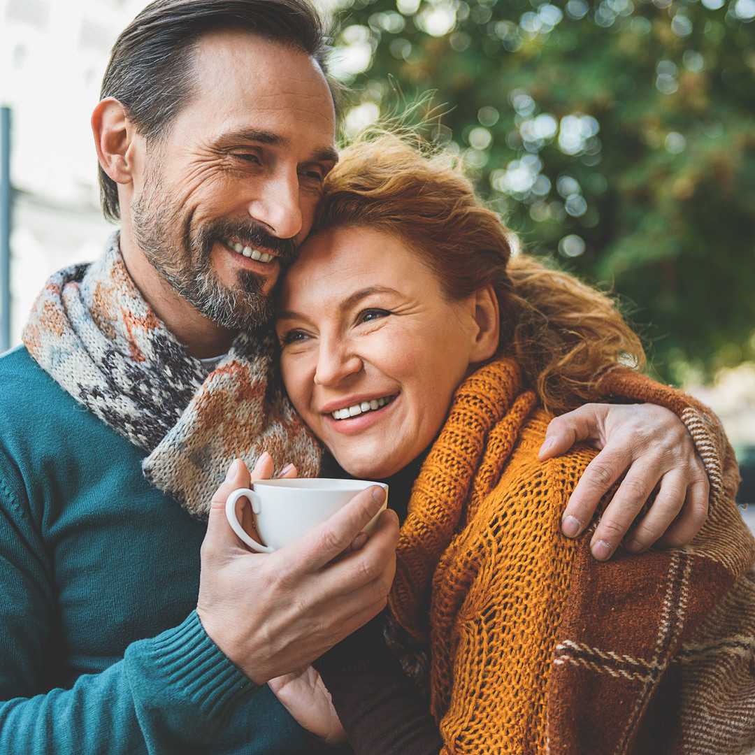 Par som kramas och dricker kaffe