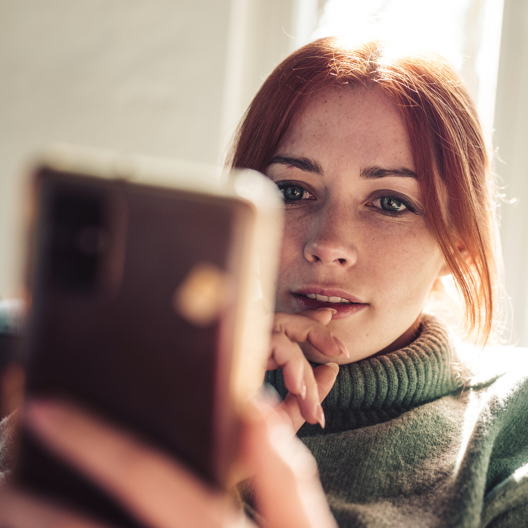 Pojke och flicka springer genom en vattenpöl