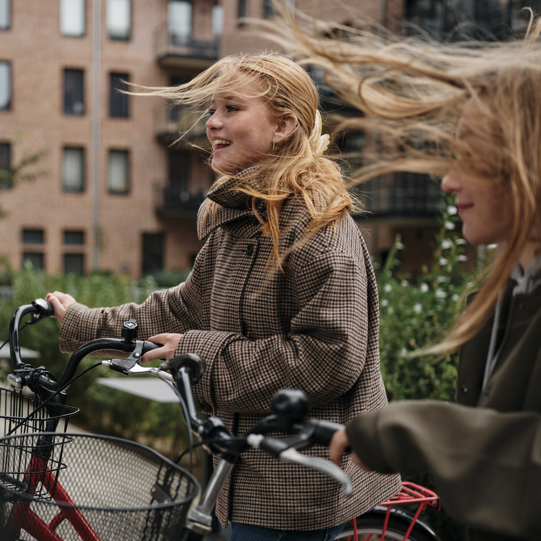 Pojke och flicka springer genom en vattenpöl