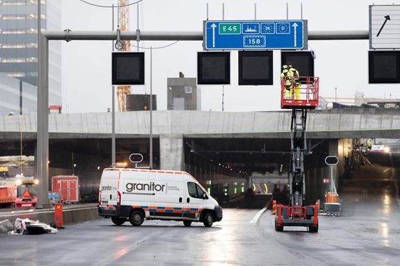 Servicebil och lyftkran framför infarten till en vägtunnel.